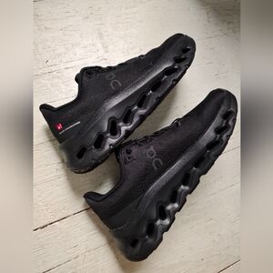 On Running cloudtilt  Black Sneakers